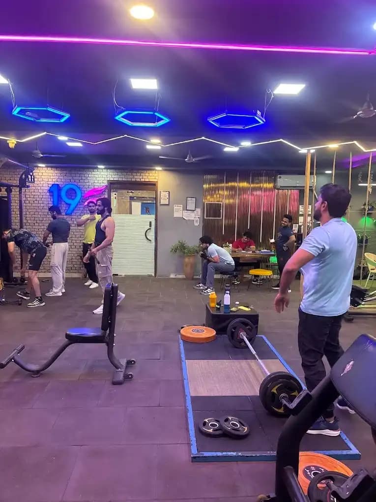 19FITNESS Chhatarpur main floor