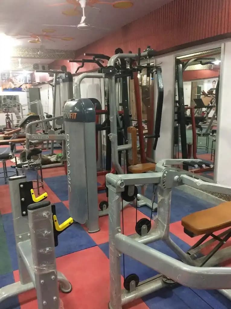 Noida Health Club free weights