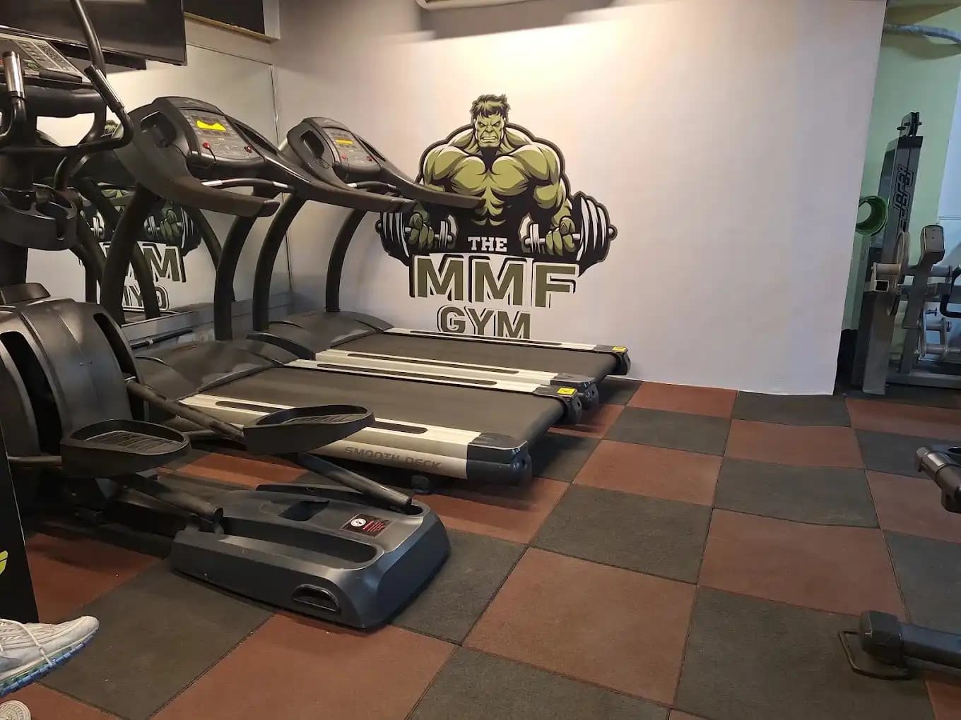 MUSCLE MADE FITNESS changing rooms